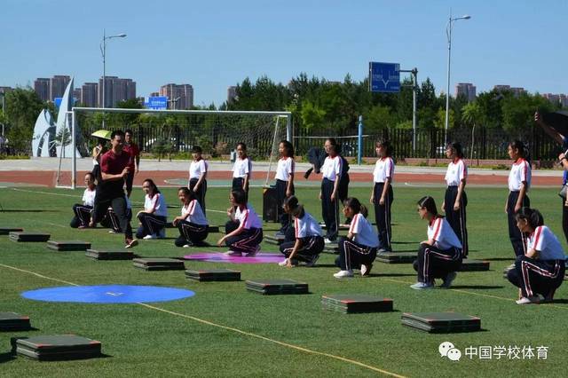 离石区水西小学“大课间”舞动千人韵律操(图1)